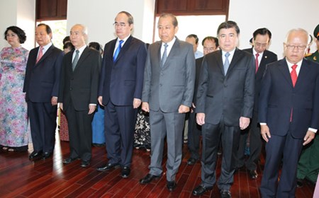 Phó Thủ tướng dâng hương tưởng niệm Bác Hồ, Bác Tôn